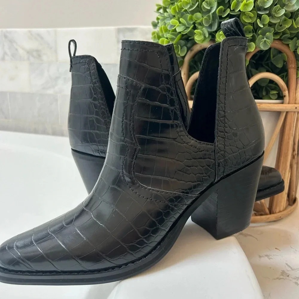 Woman's 9.5 black crocodile ankle bootie with a block heel nwot